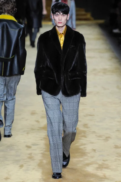 Look 19